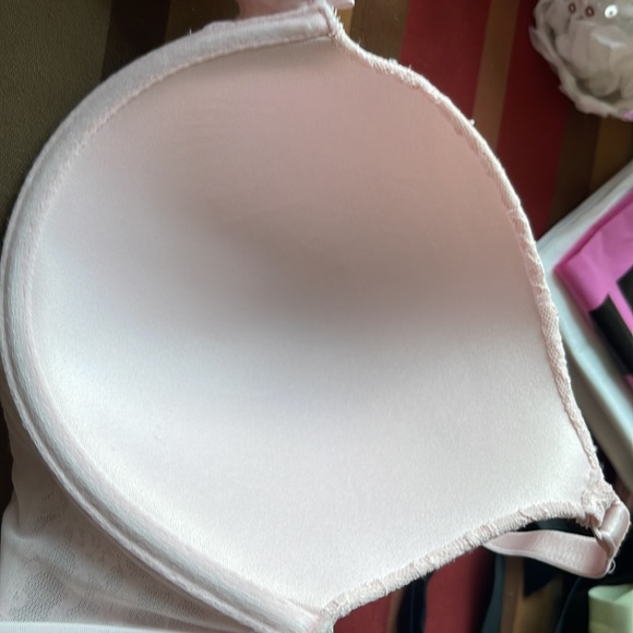 36 DD B. Pink lace VS bra - Picture 3 of 3